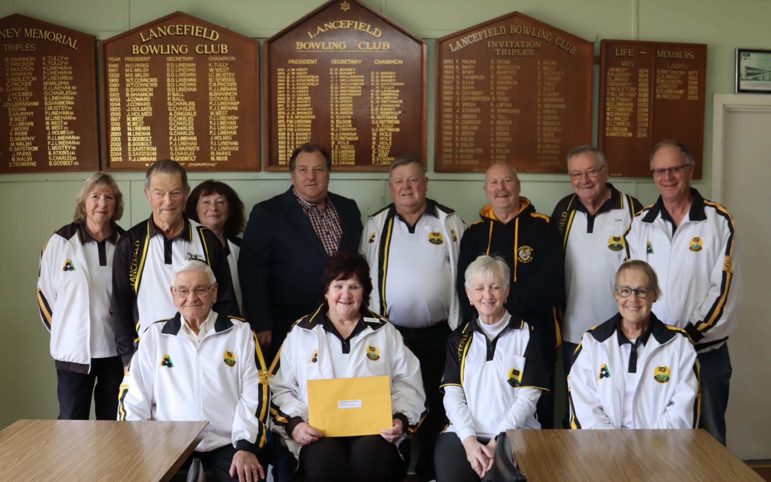 Lancefield Bowling Club members with Rob Mitchell (Member for McEwen)